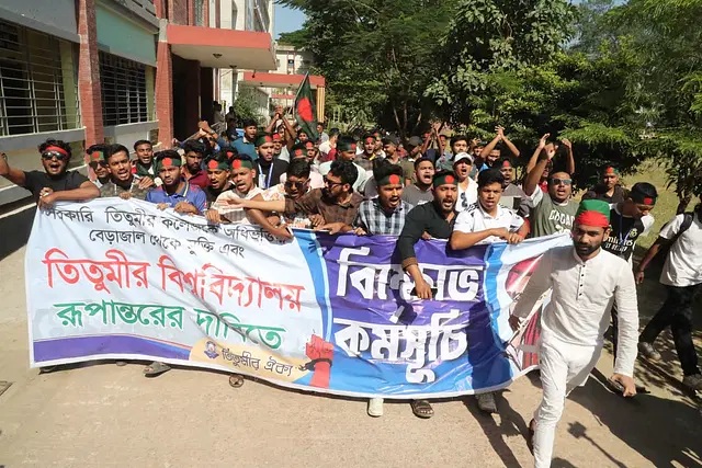 ভেতরে শিক্ষার্থীদের অবস্থান, কঠোর অবস্থানে সেনাবাহিনী ও পুলিশ