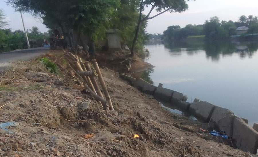 কয়রায় রাস্তা সংস্কারের কাজ শেষ হওয়ার আগে নষ্ট হয়ে পড়ছে