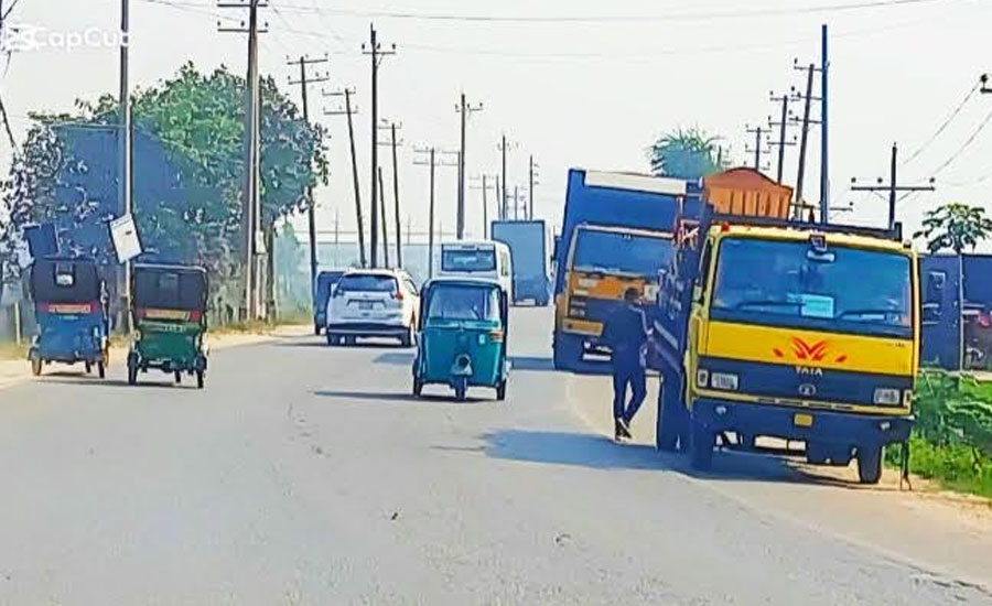 সরাইলে পুলিশের সামনে মহাসড়কে দাপিয়ে বেড়াচ্ছে নিষিদ্ধ আঁটোরিকশা