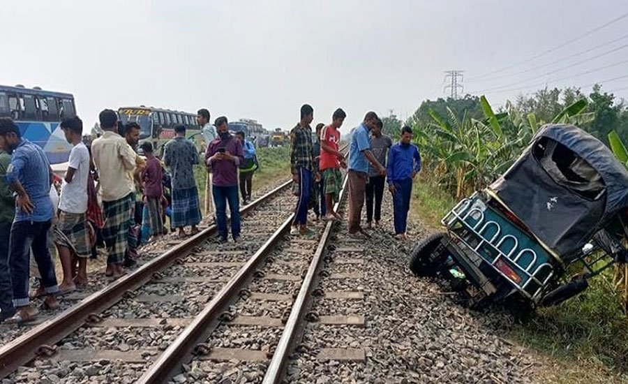 রেলক্রসিংয়ে অটোরিকশায় ট্রেনের ধাক্কা, ৫ যাত্রী নিহত