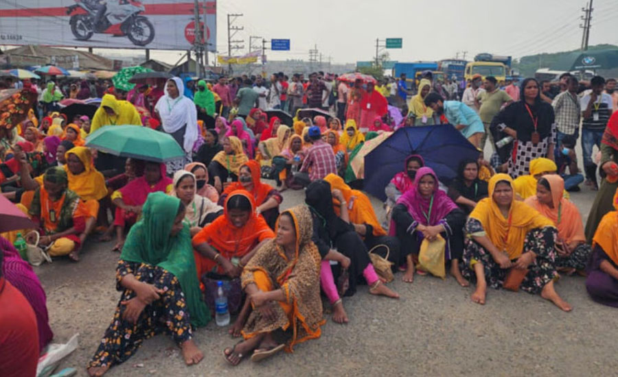 আশুলিয়ায় বকেয়া বেতনের দাবিতে শ্রমিকদের নবীনগর-চন্দ্রা মহাসড়ক অবরোধ