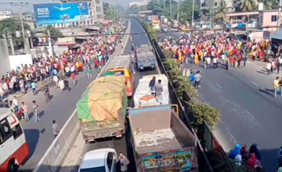 বেতন দাবিতে ঢাকা-টাঙ্গাইল মহাসড়ক অবরোধ