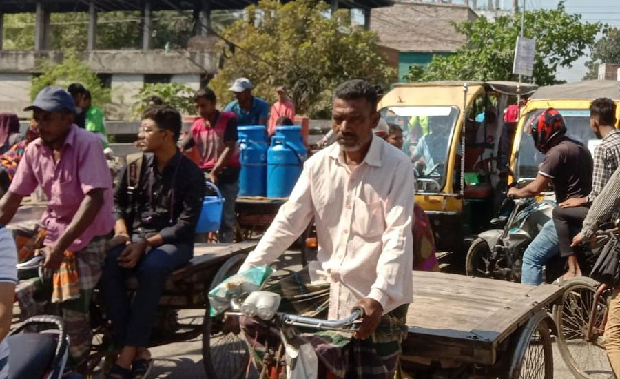 অবৈধ ভ্যান-ইজিবাইকের নৈরাজ্য, দুর্ভোগে সাতক্ষীরা পৌরবাসী  