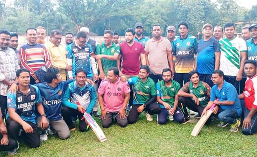 জয়পুরহাটে মাদক রোধে ব্যাট-বল হাতে পাঁচবিবির ইউএনও মাহমুদুল হাসান খেলার মাঠে  