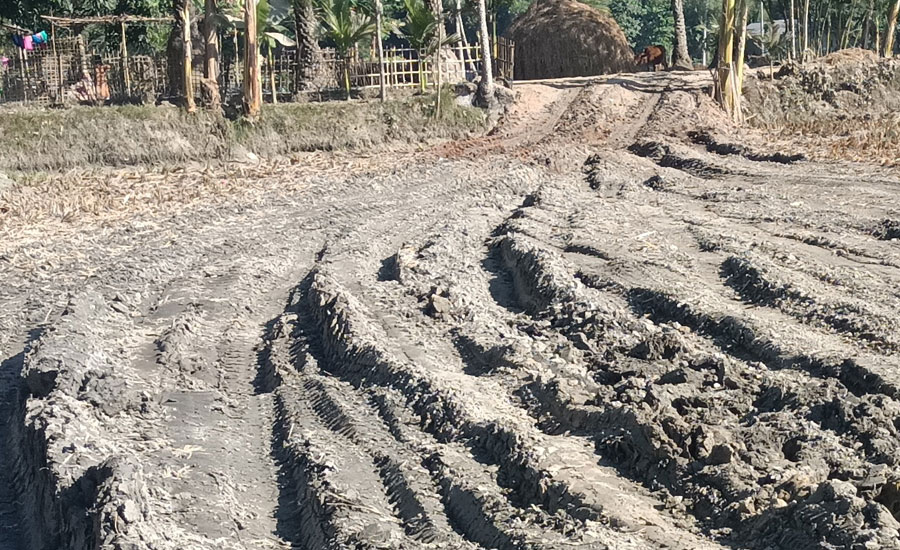 কুড়িগ্রাম জেলার উত্তর ধরলায় যত্র তত্র ইটভাটা, মাটির যোগান দিতে কৃষিজমি, রাস্তার বেহাল দশা