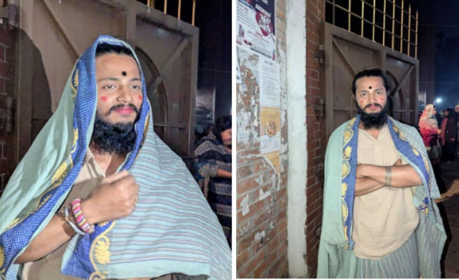 মধ্যরাতে জাবির ছাত্রী হলে যুবক, পুলিশে দিলো শিক্ষার্থীরা