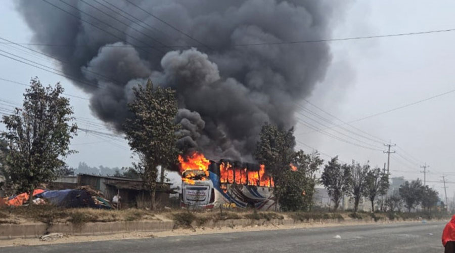 বেক্সিমকোর বন্ধ কারখানা খোলার দাবিতে সড়ক অবরোধ করে যানবাহনে আগুন