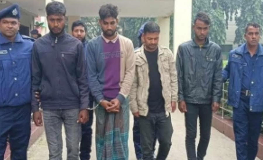 নওগাঁয় ভুয়া পুলিশ চক্রের সাত সদস্য কে গ্রেফতার 