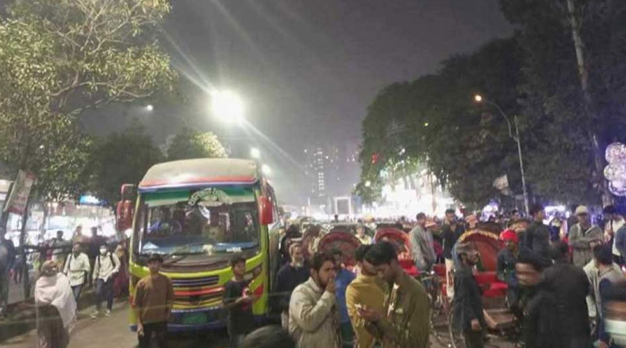 সায়েন্সল্যাব মোড় অবরোধ করে সাত কলেজ শিক্ষার্থীদের বিক্ষোভ