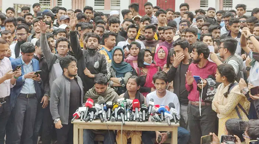 বিকেল ৪টার মধ্যে দাবি না মানলে কঠোর আন্দোলনের হুঁশিয়ারি শিক্ষার্থীদের
