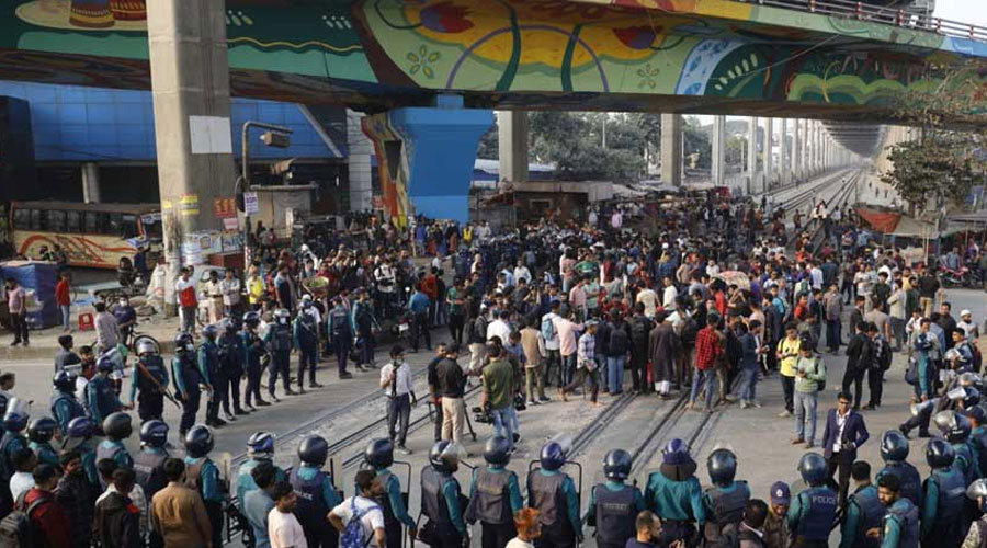 তিতুমীর শিক্ষার্থীদের ঘিরে রেখেছে আইনশৃঙ্খলা বাহিনী