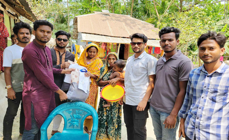 ঈদ উপহার নিয়ে গণঅভ্যুত্থানে শহীদ জামালের বাড়িতে গেলেন কোস্টাল ইয়ুথ এসোসিয়েশন সদস্যরা