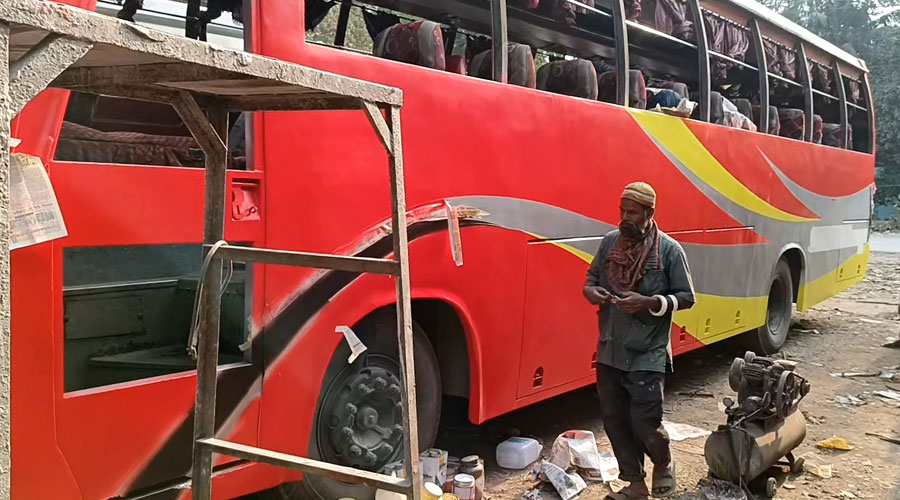 লক্কড়-ঝক্কড় গাড়ি রংচঙ মেখে নামছে মহাসড়কে