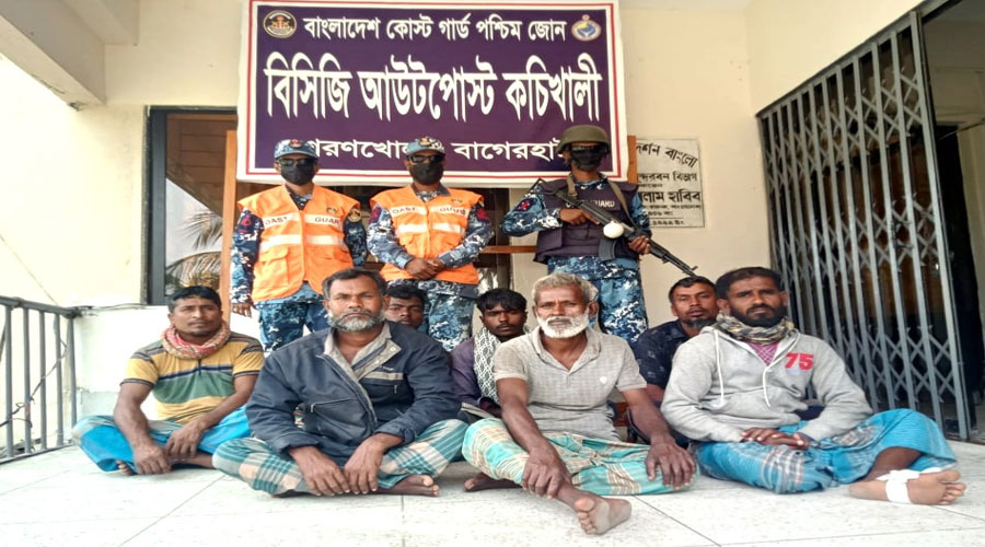 সুন্দরবনের গভীরে আটকা পড়া ৭ জেলে কে উদ্ধার করলো কোষ্টগার্ড