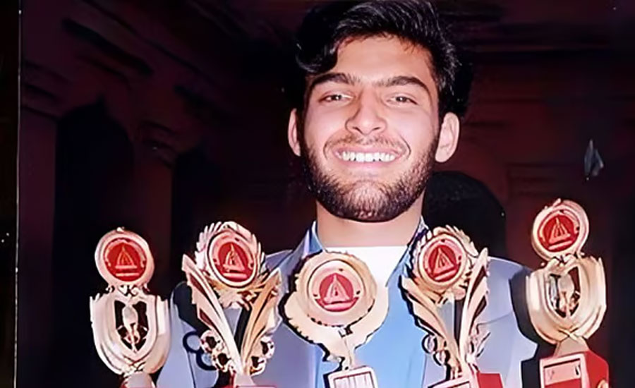 শুধু মানুষ হাসিয়ে ৪০০ কোটি টাকার মালিক তিনি