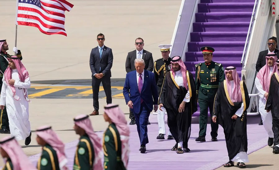 প্রথা ভেঙে ট্রাম্পকে সম্মান জানালেন সৌদি যুবরাজ