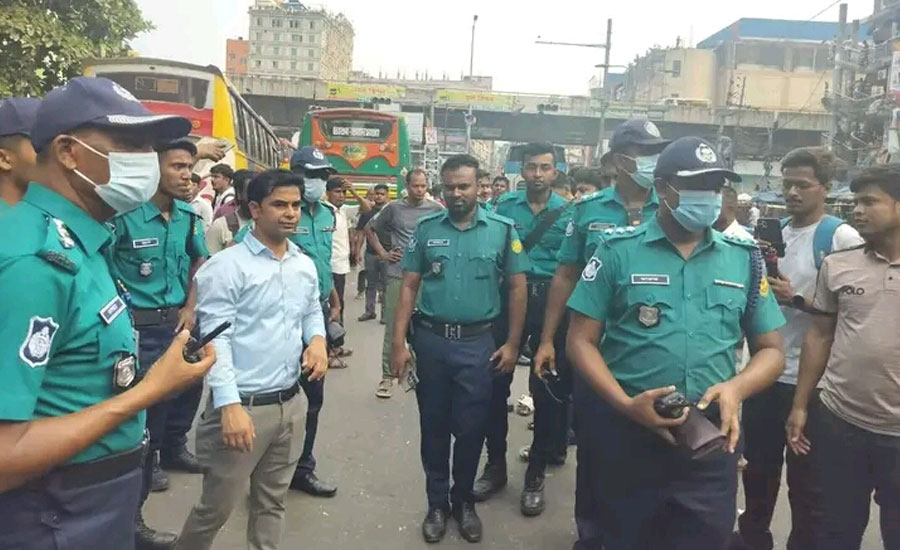 গুলিস্তানে অবৈধ ভাসমান দোকান ও হকার উচ্ছেদে ট্রাফিক মতিঝিল বিভাগের বিশেষ অভিযান