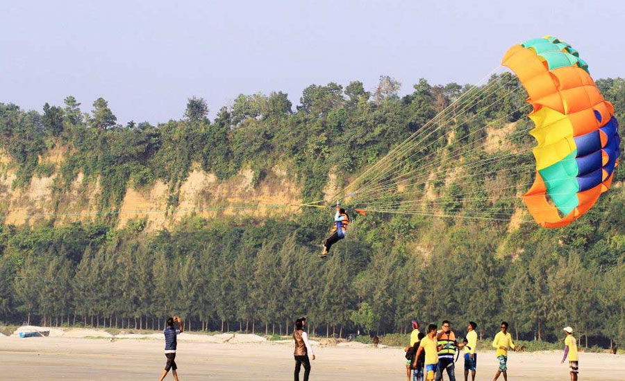 প্যারাসেইলিং থেকে ছিটকে পড়লেন স্বামী-স্ত্রী, অতঃপরins class=