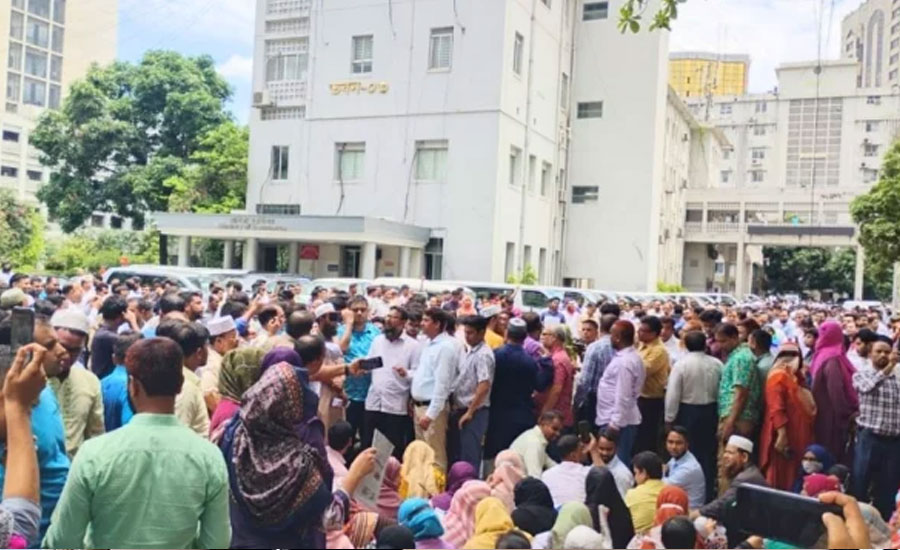 নিরাপত্তাবলয় ভেঙে সচিবালয়ে বিক্ষোভ করছেন কর্মকর্তা-কর্মচারীরা