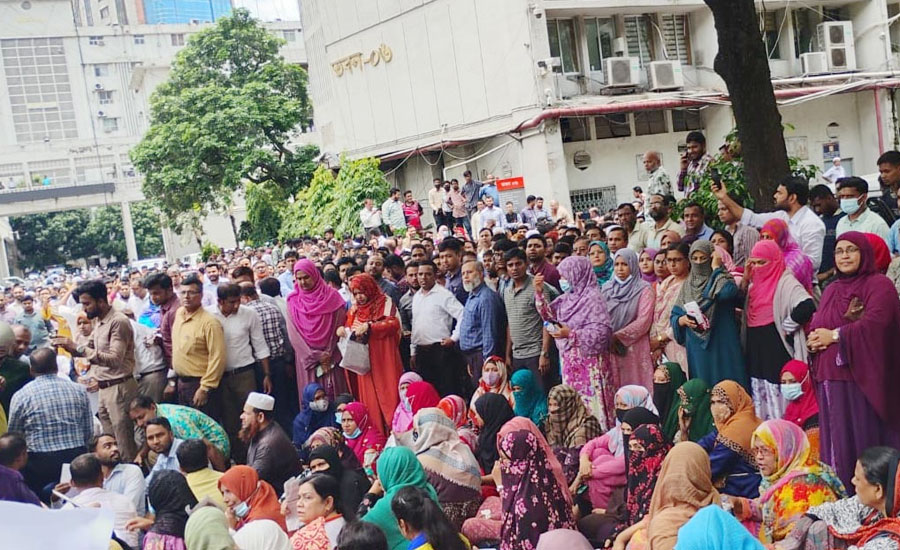 নিরাপত্তাবলয় ভেঙে সচিবালয়ে বিক্ষোভ করছেন কর্মকর্তা-কর্মচারীরা