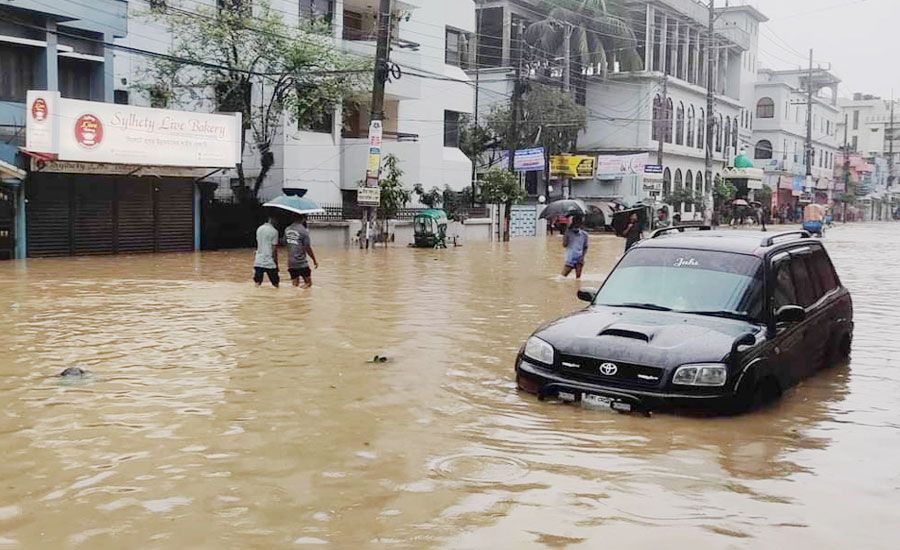 ভারতের ঢলে ডুবছে সিলেট, ভারী বর্ষণে নগরে জলাবদ্ধতা ভারতের ঢলে ডুবছে সিলেট, ভারী বর্ষণে নগরে জলাবদ্ধতা