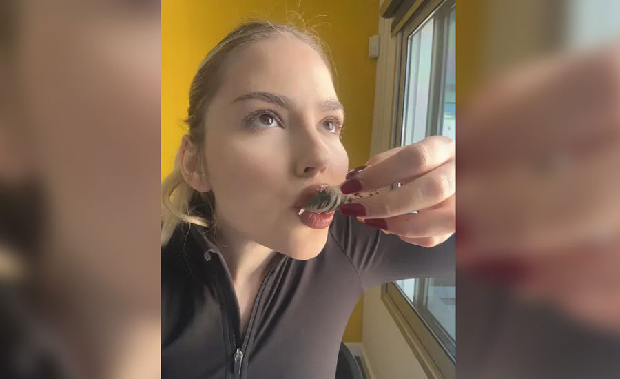 টি-ব্যাগ ও চা-পাতা খেতে ভালোবাসেন যে নারী