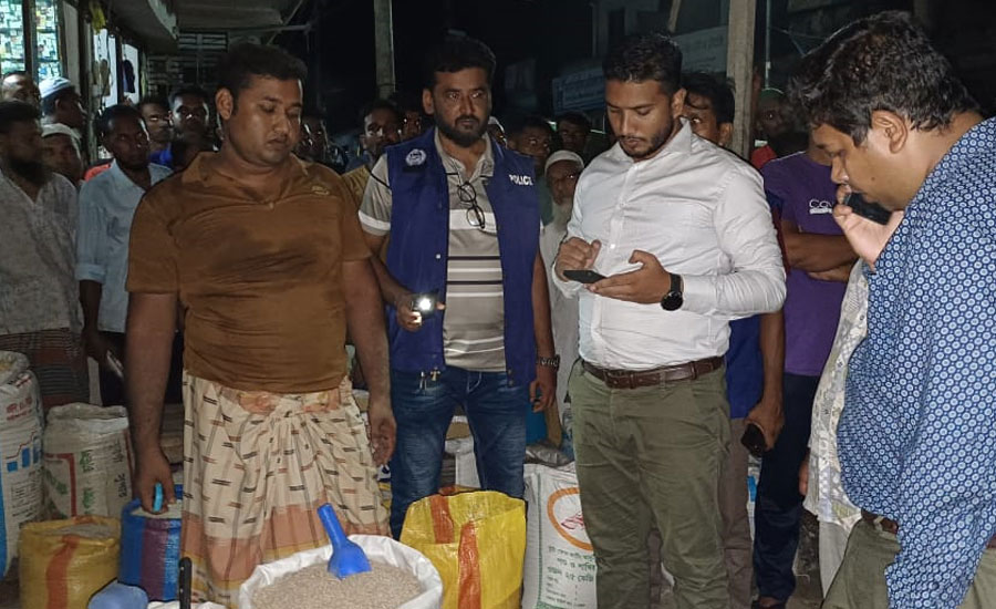 শ্যামনগরের নূরনগরে চাউলের দোকান থেকে শিশু কার্ডের ৭৫ বস্তা চাউল উদ্ধার