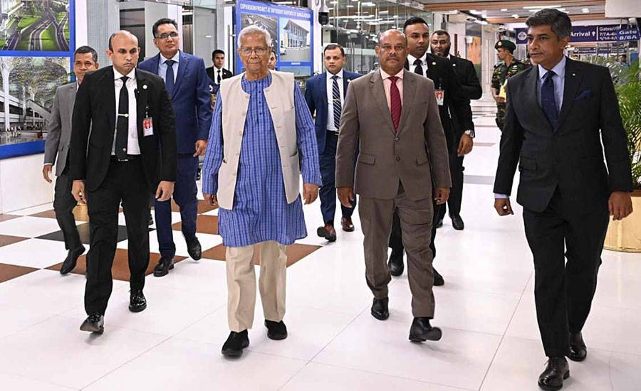 যুক্তরাজ্যের উদ্দেশে দেশ ছাড়লেন প্রধান উপদেষ্টা