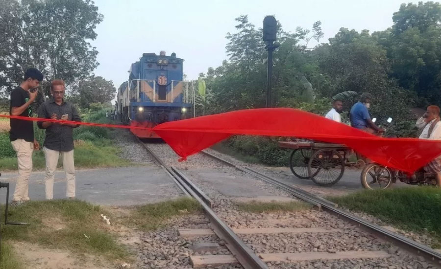 রাজশাহীতে রেলপথ অবরোধ, সারাদেশের সঙ্গে ট্রেন যোগাযোগ বন্ধ