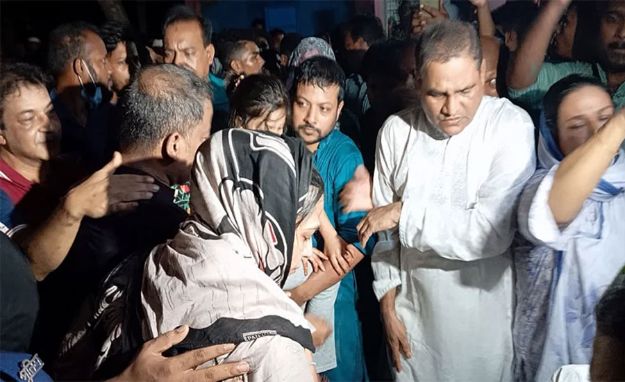 প্যারোলে মুক্তি পেয়ে মাকে শেষবিদায় দিলেন সাংবাদিক রুপা-শাকিল