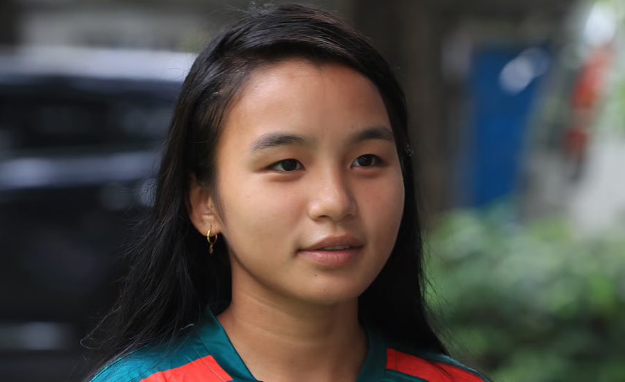 খেলা শেষ করেই মাকে ফোন করে কী বলেছিলেন ফুটবলার ঋতুপর্ণা