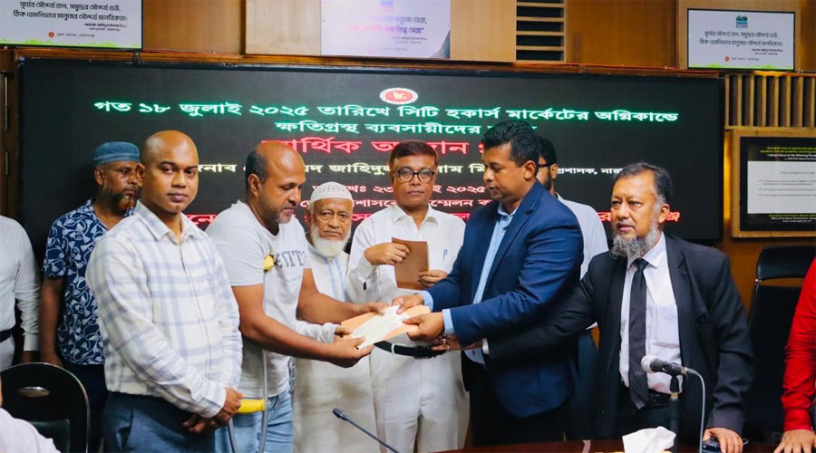 হকার্স মার্কেট অগ্নিকাণ্ড: তিন দিনের মধ্যে অনুদান দিয়ে নজির গড়লেন ডিসি