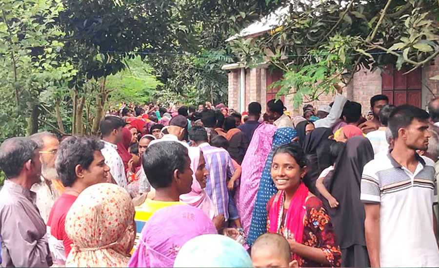 নাটোরে ‘বিশ্বাসের তেল-পানি’ নিতে ভিড়, অতঃপরdiv class=