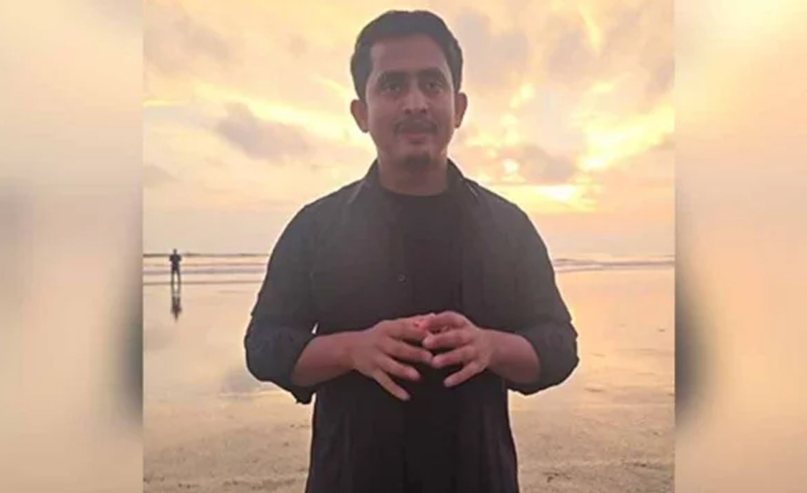 কক্সবাজার সৈকতে দাঁড়িয়ে ফেসবুক লাইভে জলবায়ু-সমুদ্র সুরক্ষার বার্তা সারজিসের