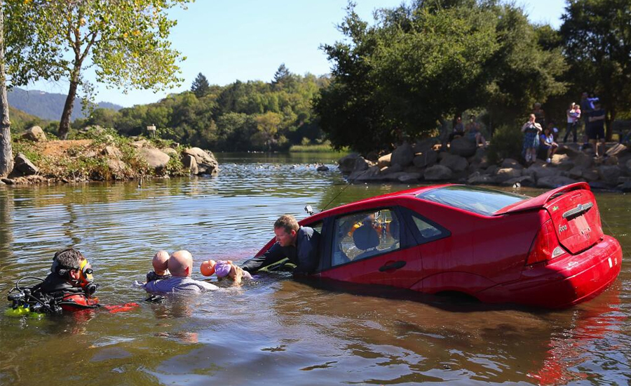 চলন্ত গাড়ি পানিতে পড়ে গেলে করণীয় কী, জানালেন বুয়েটের অধ্যাপক 