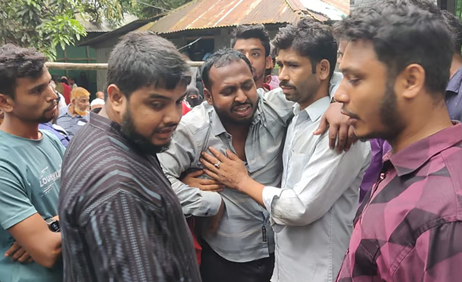 যাঁদের টানে দেশে ফিরলেন, তাঁদেরই কবরে শোয়ালেন বাহার