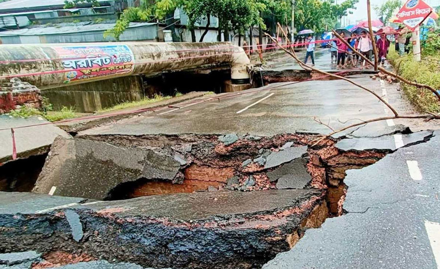 টানা বৃষ্টিতে চট্টগ্রামে ধসে পড়ল সেতু ও সড়ক, জলাবদ্ধতায় ভোগান্তি