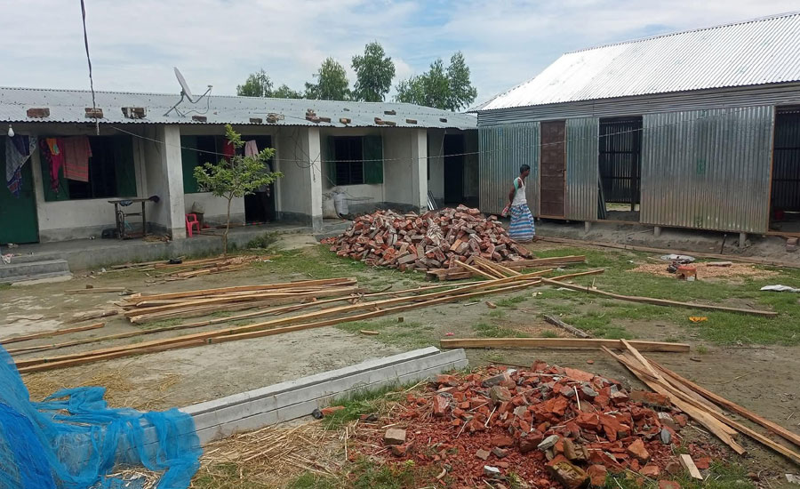 গৃহহীনদের জন্য নির্মিত ব্যারাক দখল, স্থানীয় নেতা অভিযুক্ত