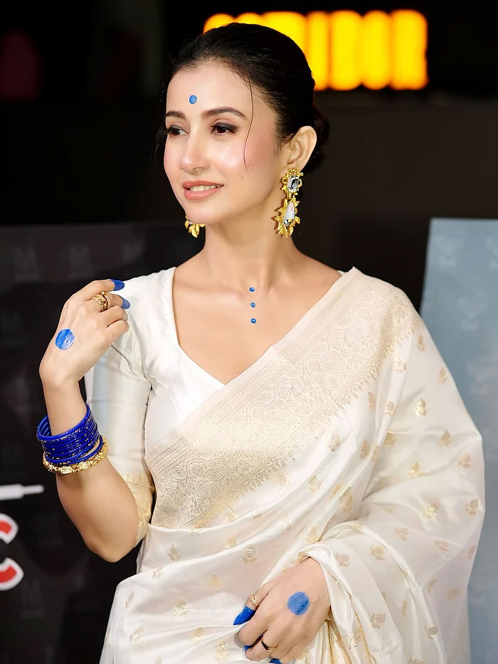 নীল আলতায় তাক লাগালেন মনামী