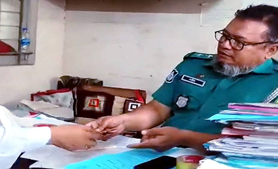 ঘুস নেওয়ার ভিডিও ভাইরাল, এসআই প্রত্যাহার