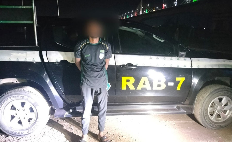 র‍্যাবের অভিযানে ফেনীর দোয়েল চত্বর থেকে বাবু গ্রেফতার