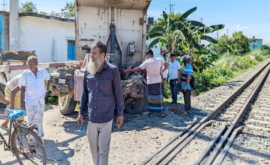 গাজীপুরে ট্রেন-ড্রামট্রাকের সংঘর্ষ, ট্রাক চালক ও হেলপার নিহত