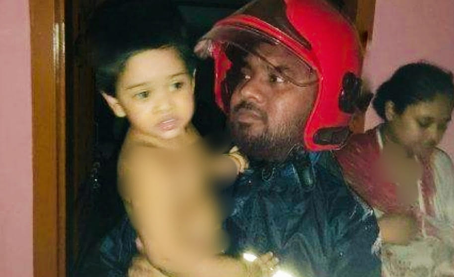 কাশিমপুরে দরজা ভেঙে দুই বছরের শিশুকে অক্ষত উদ্ধারে ফায়ার সার্ভিস