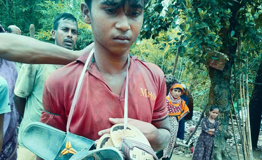 লামার সরইয়ে  ৯ম শ্রেণির ছাত্রীকে ধর্ষণের চেষ্টা,  জুতার মালা পরিয়ে থানায় সোপর্দ