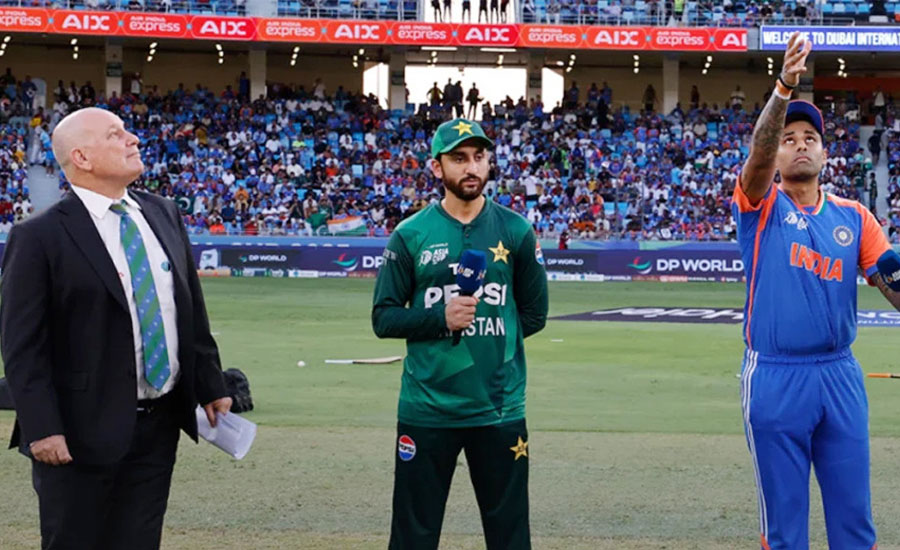 টসের সময় হাত মেলাতে মানা করায় ম্যাচ রেফারির অপসারণ চায় পাকিস্তান