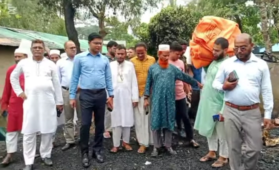 মহেশখালীর অগ্নিকান্ডে ক্ষতিগ্রস্তদের পাশে ইউএনও