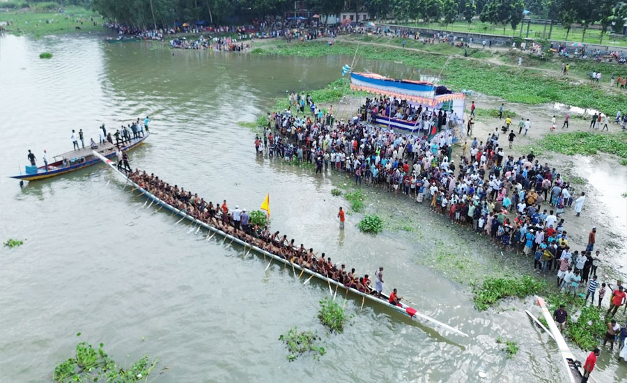 সিরাজগঞ্জে উৎসব মুখর পরিবেশে অনুষ্ঠিত হলো পানসী নৌকা বাইচ প্রতিযোগিতা
