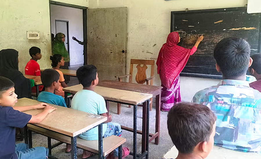 কেউ ৩৫ কেউ ৩৪ বছর বেতন পান না, পড়াচ্ছেন ‘শিক্ষার্থীদের মায়ায়’