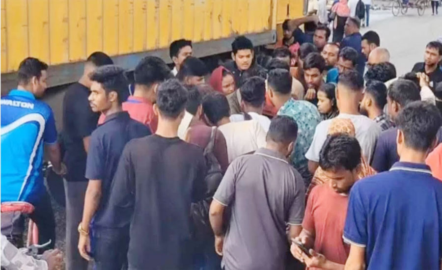 চট্টগ্রামে বাস চাপায় অজ্ঞাত নারীর মৃত্যু