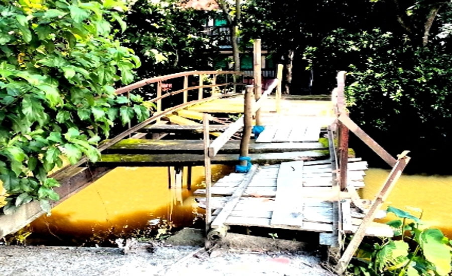 ভাঙা ব্রিজে ঝুঁকিপূর্ণ চলাচল, আতঙ্কে শিক্ষার্থী-পথচারী